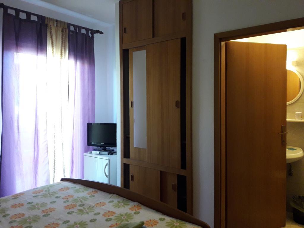 Rooms & Studio Villa Tatjana Supetar Bagian luar foto