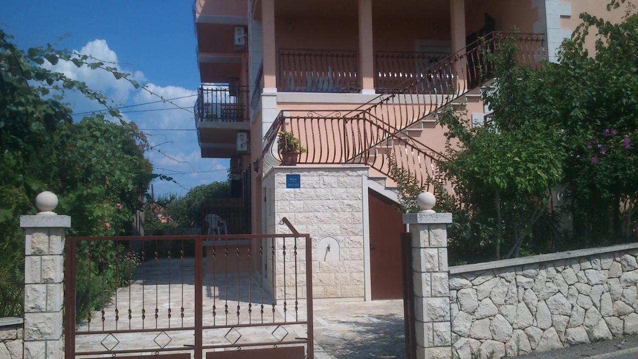 Rooms & Studio Villa Tatjana Supetar Bagian luar foto